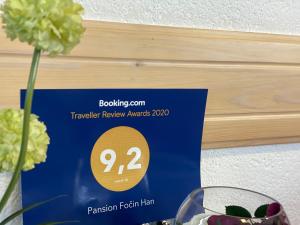 Majutusasutuses Pansion Fočin Han olev sertifikaat, autasu, silt või muu dokument