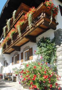 un edificio con flores a un lado. en Haus Christoph, en Bad Wiessee