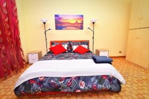 um quarto com uma cama grande e almofadas vermelhas em Roma Tiberius Suite em Roma