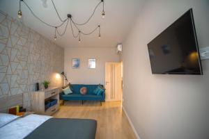 Televízia a/alebo spoločenská miestnosť v ubytovaní 3 bedroom, 2 bathroom Apartment near Forum Lviv