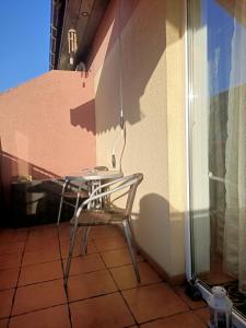 einen Stuhl auf dem Balkon in der Unterkunft Apartament Komorniki in Komorniki