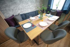 Posedenie v ubytovaní 3 bedroom, 2 bathroom Apartment near Forum Lviv