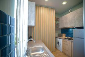 Kuchyňa alebo kuchynka v ubytovaní 3 bedroom, 2 bathroom Apartment near Forum Lviv