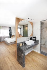 Koupelna v ubytování Septa Studios by Skg Apartments + 37 fotografií