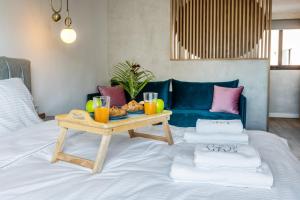 Postel nebo postele na pokoji v ubytování Septa Studios by Skg Apartments