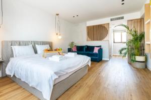 Postel nebo postele na pokoji v ubytování Septa Studios by Skg Apartments