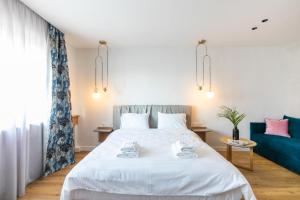 Postel nebo postele na pokoji v ubytování Septa Studios by Skg Apartments