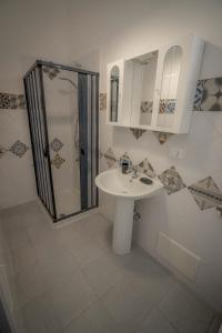 科莫的住宿－B&B Confine，一间带水槽和淋浴的浴室