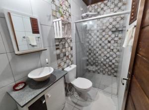 y baño con aseo, lavabo y ducha. en PIPÁTOA BUNGALOWS, en Pipa