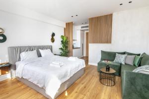 una camera con un grande letto e un divano di Septa Studios by Skg Apartments a Salonicco
