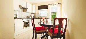 a small kitchen with a table and two chairs at Apple Garden A-2 in London