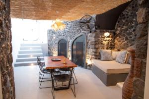 Area soggiorno di Aleria Luxury Cave Santorini