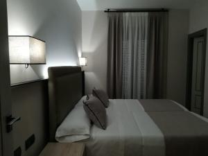 A bed or beds in a room at Aljibe Casa Rural