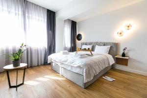 Postel nebo postele na pokoji v ubytování Septa Studios by Skg Apartments