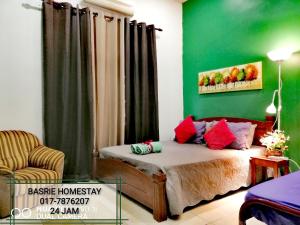 een slaapkamer met een bed en een groene muur bij Basrie Villa Pagoh - Mini Cinema , Private Pool , Wi-Fi , NetFlix in Muar