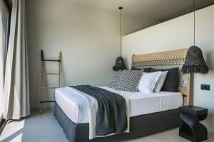 Posteľ alebo postele v izbe v ubytovaní Kefalonian Chic Villas - Charma