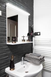 a bathroom with a white sink and a mirror at Maison Châteaudun - Clim, Terrasse & Garage Privé in Carcassonne