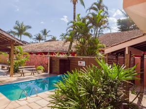 a villa with a swimming pool in a resort at Pousada Pantai Maresias in Maresias