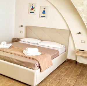- une chambre avec un lit et un plafond voûté dans l'établissement A Quattro di Mazze, à Trapani
