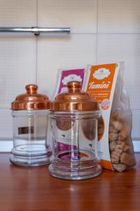 維多利亞的住宿－A Casa di Antonella，桌子上放着两罐罐,放着一盒饭