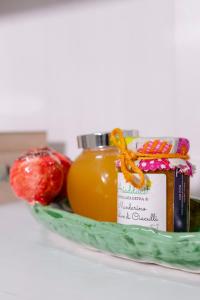 維多利亞的住宿－A Casa di Antonella，一大盘带蜂蜜和水果的食品