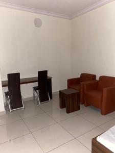 Area soggiorno di Posh Hotel and Suites Victoria Island