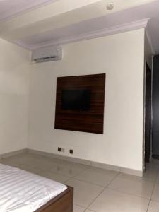 TV o dispositivi per l'intrattenimento presso Posh Hotel and Suites Victoria Island
