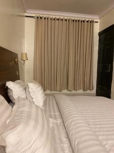 Letto o letti in una camera di Posh Hotel and Suites Victoria Island