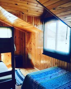Ein Etagenbett oder Etagenbetten in einem Zimmer der Unterkunft Hostal Andalue