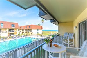 Bazén v ubytování Cocoa Beach Club nebo v jeho okolí