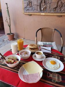 una mesa con comida para el desayuno y bebidas en ella en Hostal Desert, en San Pedro de Atacama