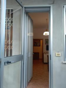 una porta che conduce a una camera con corridoio di Maria a Rimini