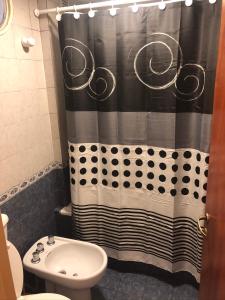 baño con cortina de ducha en blanco y negro en Junin 474 en San Miguel de Tucumán