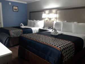 Postel nebo postele na pokoji v ubytování Destin Inn & Suites