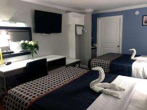 Postel nebo postele na pokoji v ubytování Destin Inn & Suites + 18 fotografií