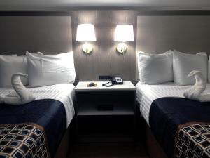 Postel nebo postele na pokoji v ubytování Destin Inn & Suites
