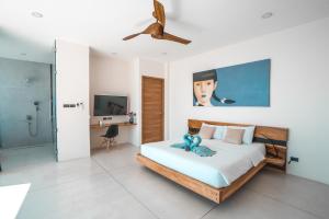 Ένα ή περισσότερα κρεβάτια σε δωμάτιο στο Sky Dream Villa Award Winning Sea View Villa