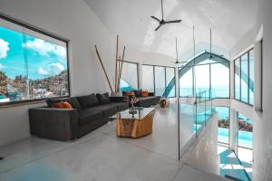 sala de estar con sofá y mesa en Sky Dream Villa Award Winning Sea View Villa, en Chaweng Noi Beach