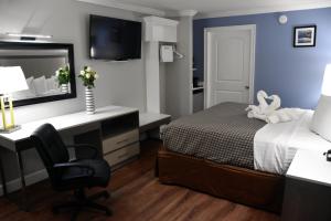 Postel nebo postele na pokoji v ubytování Destin Inn & Suites