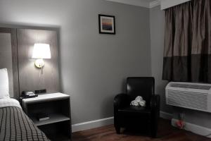 Postel nebo postele na pokoji v ubytování Destin Inn & Suites