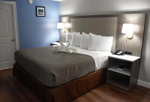 Postel nebo postele na pokoji v ubytování Destin Inn & Suites