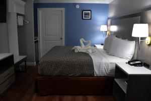 Postel nebo postele na pokoji v ubytování Destin Inn & Suites
