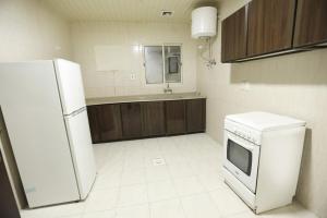 Cuisine ou kitchenette dans l'établissement Al Eairy Apartments - Al-Damam 2