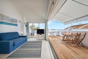 Μια τηλεόραση ή/και κέντρο ψυχαγωγίας στο Beautiful Seaside Apartments