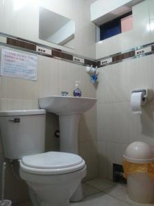 un baño con inodoro y lavabo en Dream House B&B, en Huaraz