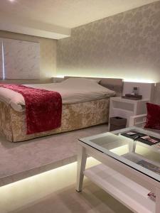 Rúm í herbergi á Hotel Regent (Adult Only)