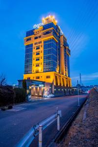 um edifício amarelo com um sinal em cima dele em Hotel Regent (Adult Only) em Nagoia