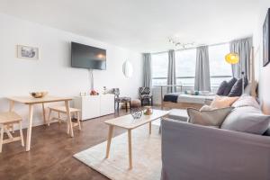 TV a/nebo společenská místnost v ubytování Girasole Apartments