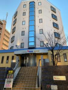 瀬戸市にあるホテル ビーナス リッツ（大人専用）の階段付きの建物