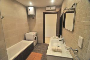 Ένα μπάνιο στο Superior Xlendi Lungomare Apartment +21 φωτογραφίες